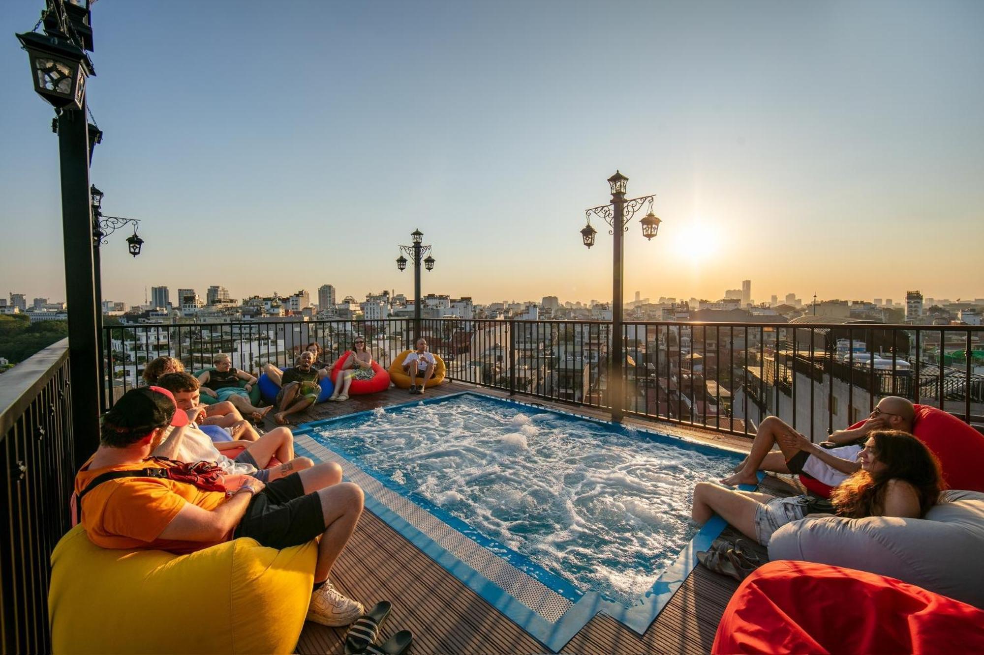 Lakeview Backpackers & Rooftop Bar *
