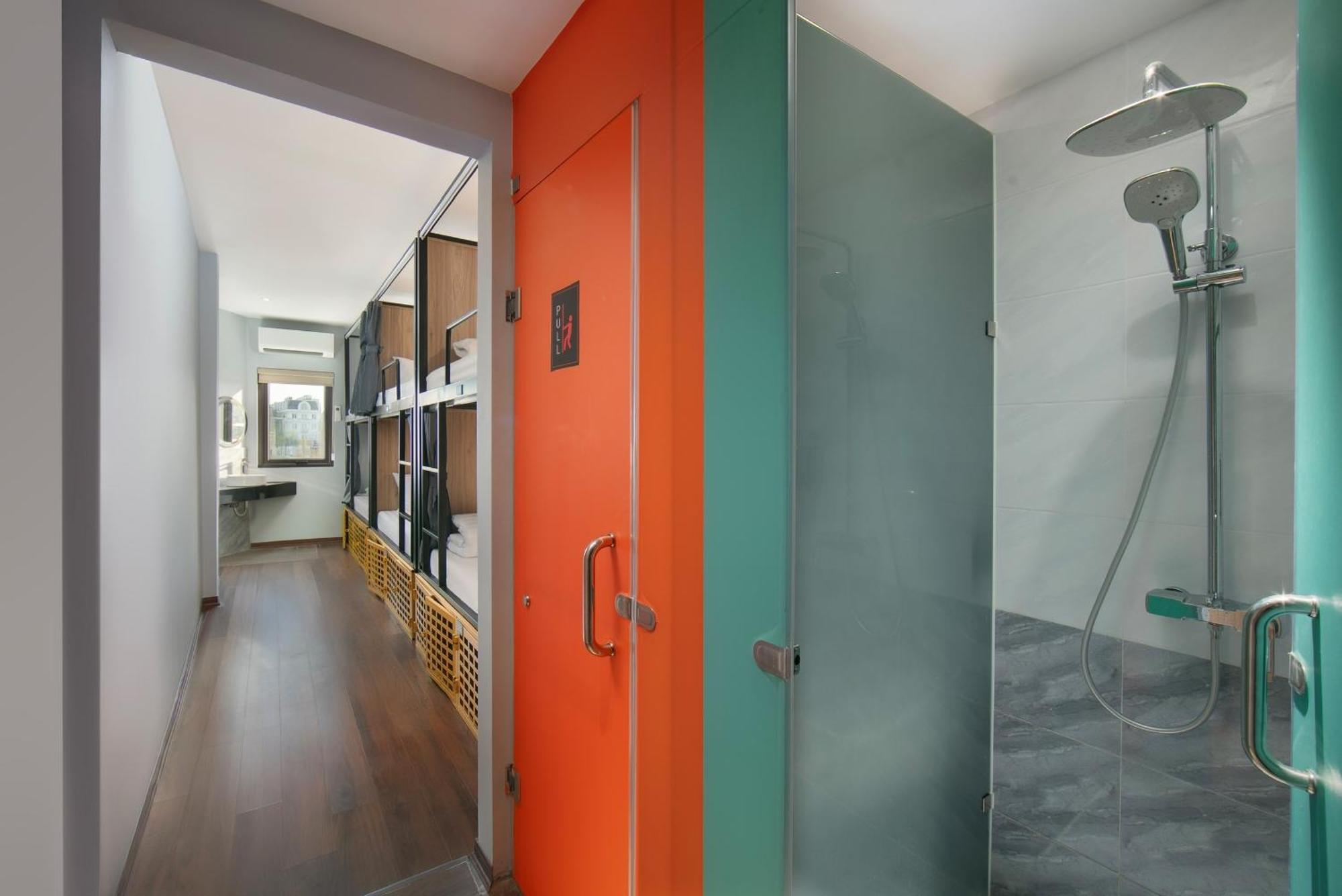 Lakeview Backpackers & Rooftop Bar *