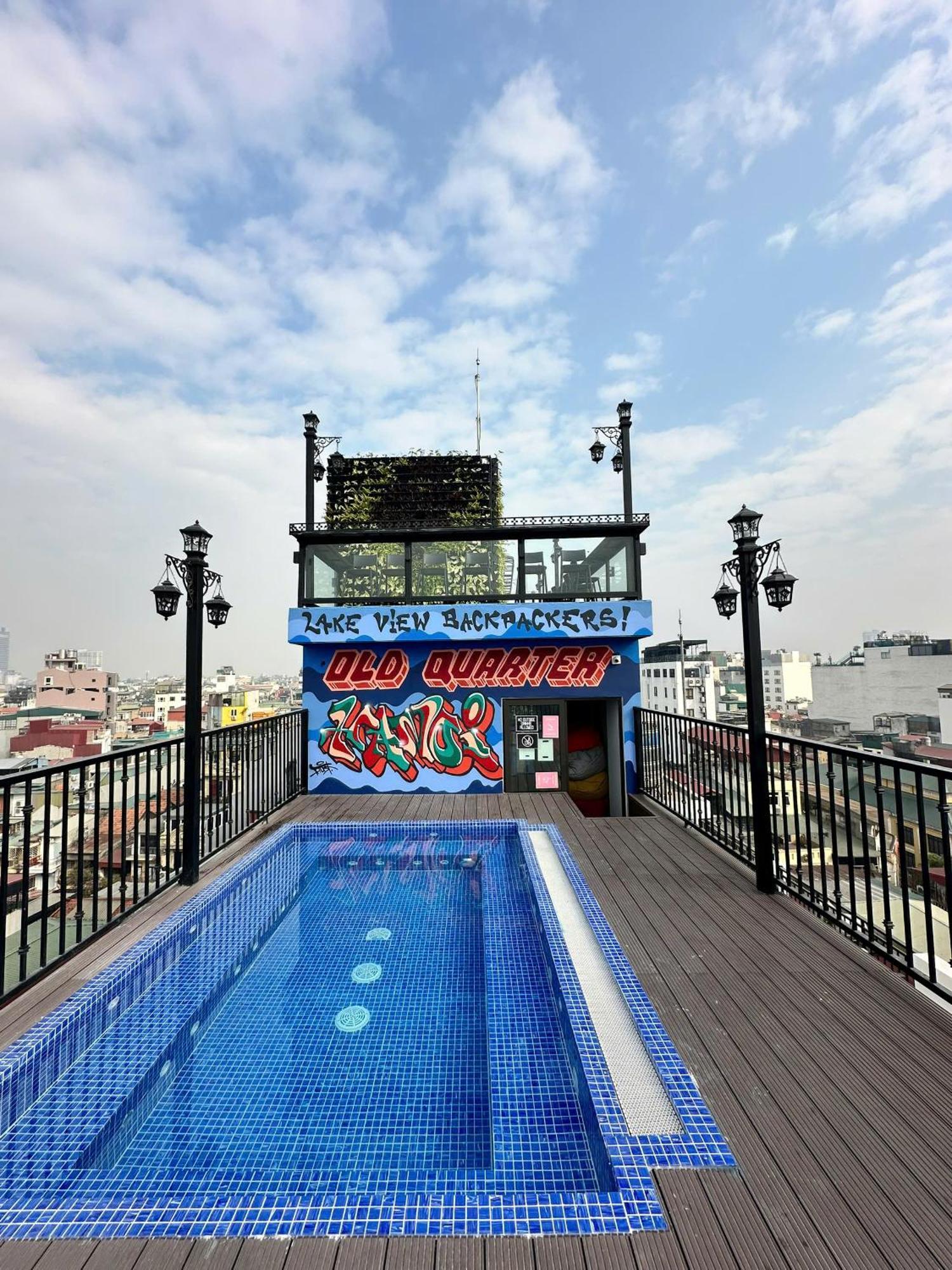 Lakeview Backpackers & Rooftop Bar *